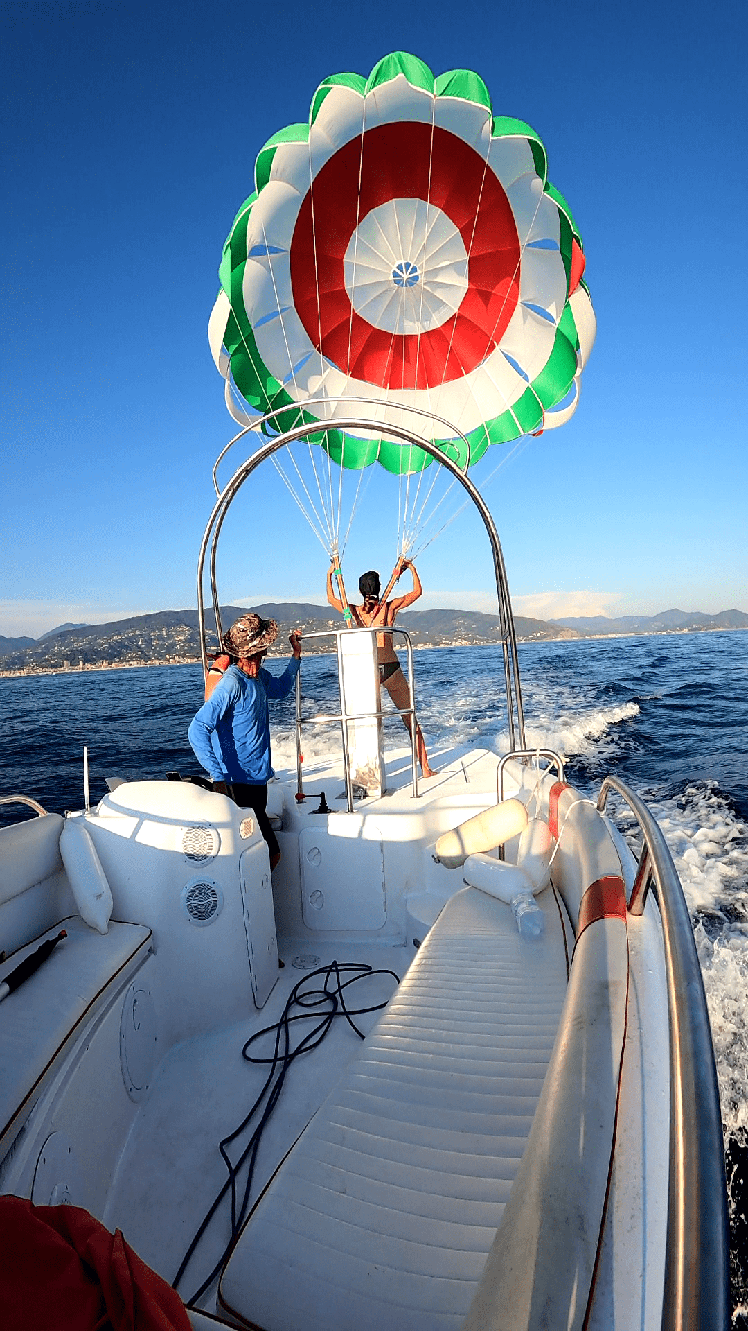 il gonfiaggio del paracadute da parasailing per volare sul mare trainati dal motoscafo