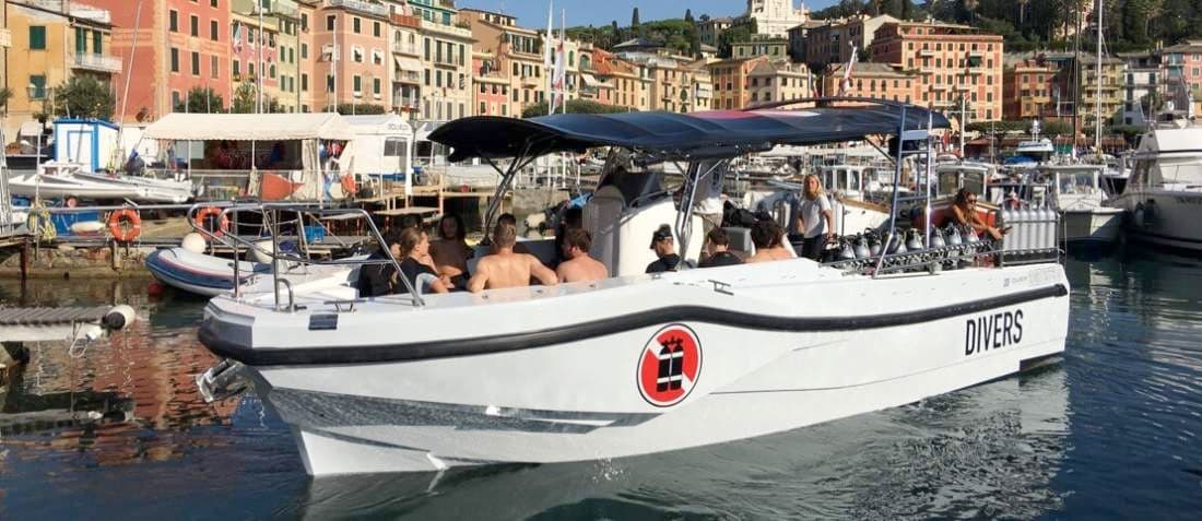 barca per diving pronta a salpare da porto ligure