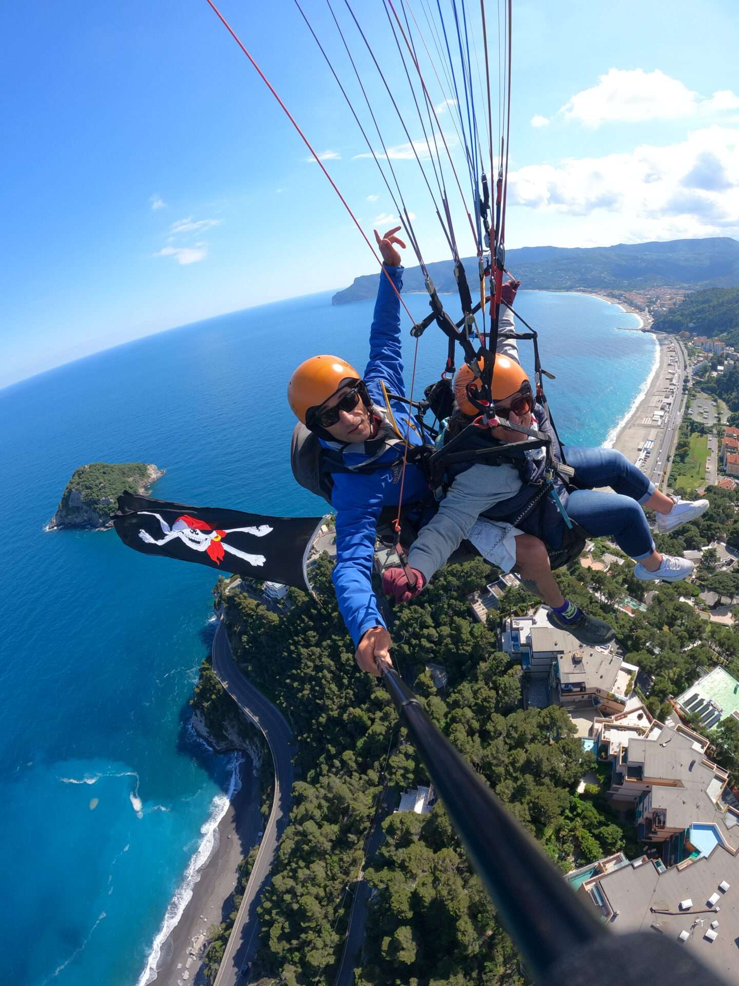 parapendio tandem bergeggi liguria scaled Volo panoramico in parapendio tandem a Bergeggi con vista sul mare della Liguria