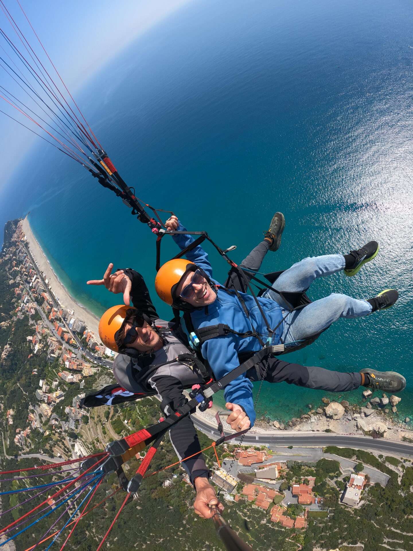 parapendio tandem varigotti finale ligure scaled Emozionante volo biposto in parapendio a Finale Ligure sopra lo splendido borgo di Varigotti