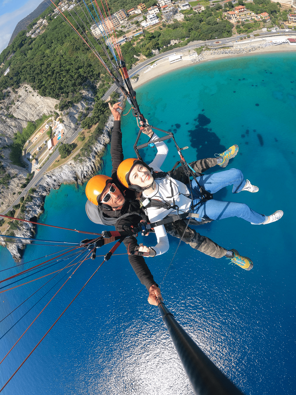 pilotaggio del passeggero in parapendio biposto a Bergeggi sulla costa ligure In volo col parapendio biposto a Bergeggi sulla costa ligure