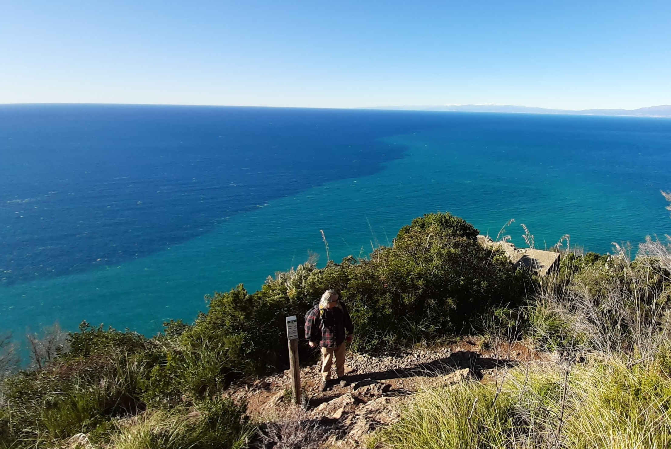 escursione in un sentiero a picco sul mare nel Parco di Portofino